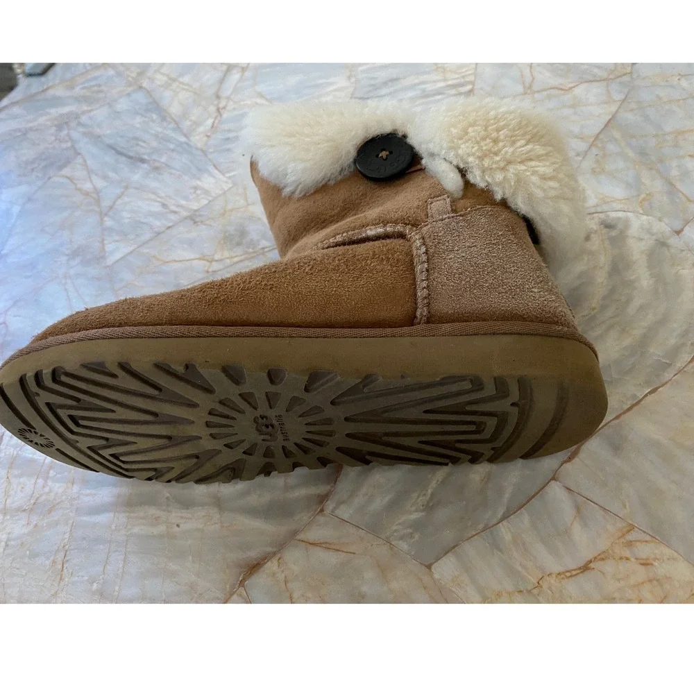 UGG Australia Bailey Button Chestnut Suede Shearling Boots Women Sz 8